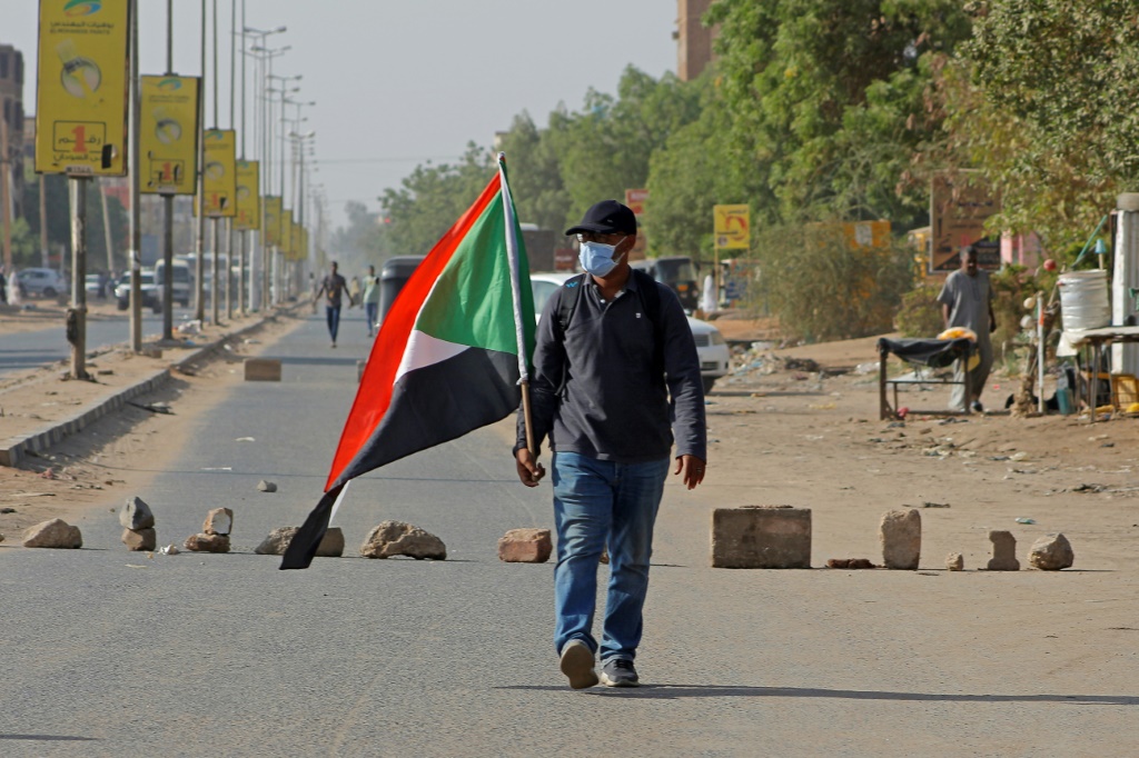 منذ 15 أبريل الماضي يدور نزاع مسلح بين الجيش السوداني بقيادة البرهان وقوات الدعم السريع بقيادة نائبه السابق محمد حمدان دقلو (أ ف ب)