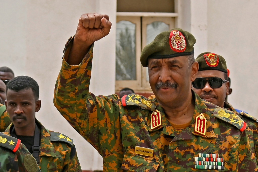 قائد الجيش السوداني عبد الفتاح البرهان خلال زيارته قاعدة فلامنغو البحرية في بورتسودان في 28 آب/أغسطس 2023. (ا ف ب)