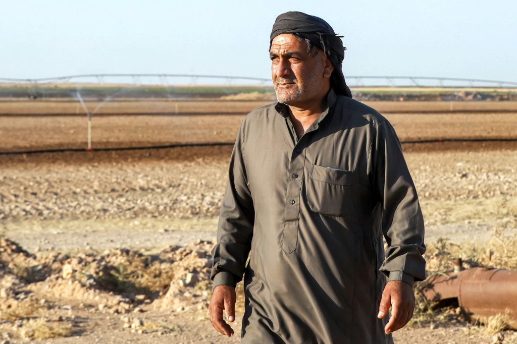 اضطر المزارع السوري عمر عبد الفتاح إلى ترك الزراعة لتغطية نفقاته . (ا ف ب)