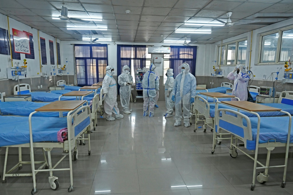 صورة مؤرخة في 10 نيسان ابريل 2023 لقسم خاص بمرضى كوفيد-19 في مستشفى في سريناغار (ا ف ب)