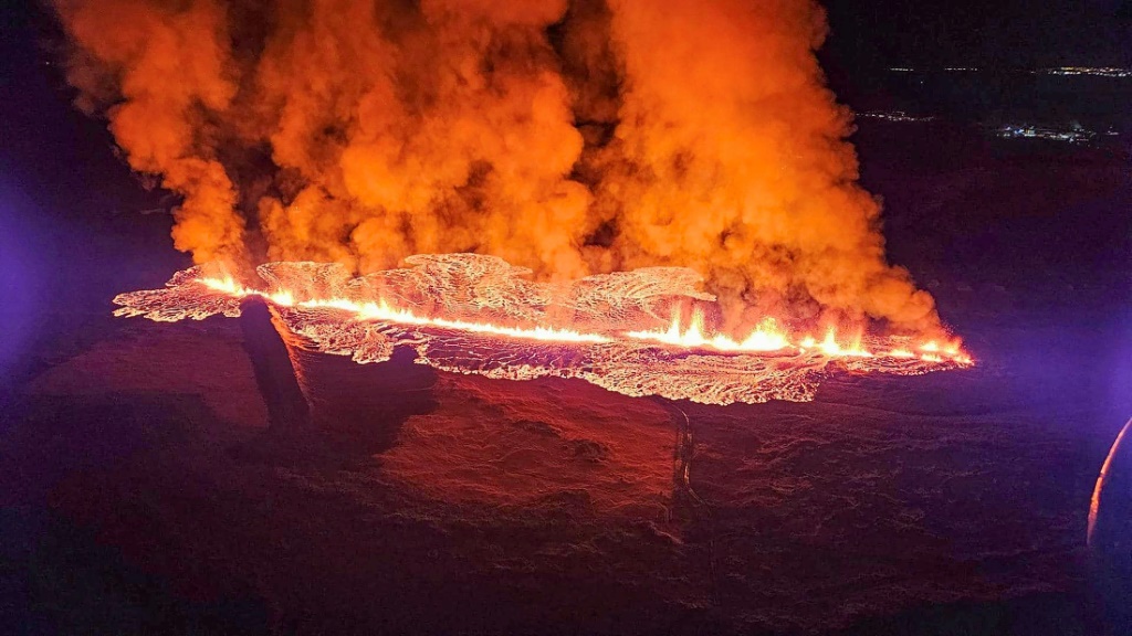 صورة منشورة لثوران بركان غريندافيك من إدارة الحماية المدنية وإدارة الطوارئ الأيسلندية (أ ف ب)   