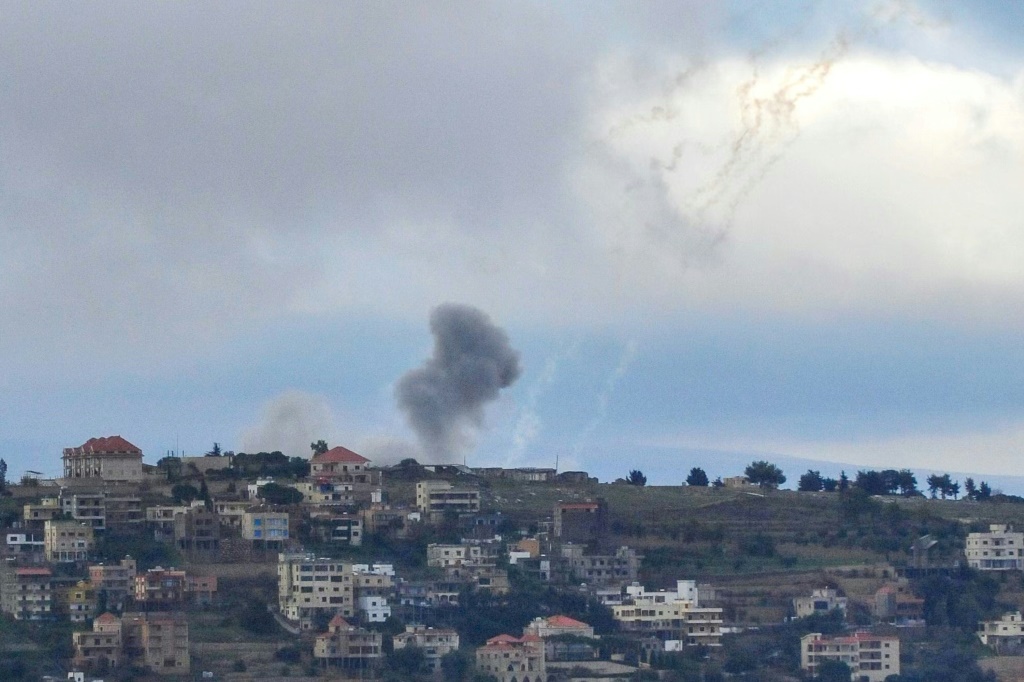 دخان يتصاعد فوق قرية الخيام جنوب لبنان بعد قصف إسرائيلي (ا ف ب)