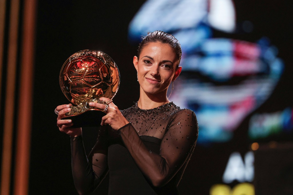 نجمة برشلونة والمنتخب الإسباني أيتانا بونماتي مع جائزة الكرة الذهبية لأفضل لاعبة كرة قدم عام 2023. باريس في 30 تشرين الأول/أكتوبر 2023 (ا ف ب)