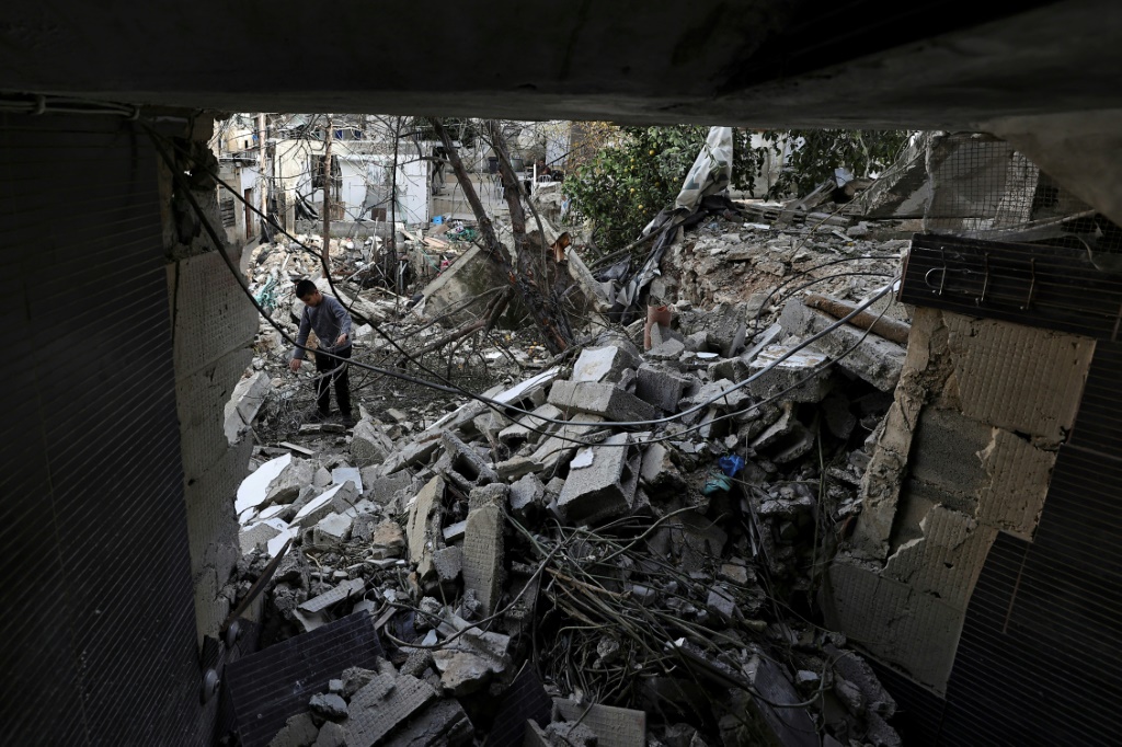 مبنى مدمّر بعد عملية عسكرية إسرائيلية في مخيم نور شمس بالضفة الغربية المحتلة في صورة مؤرخة الثامن من كانون الثاني/يناير 2024 (أ ف ب)   