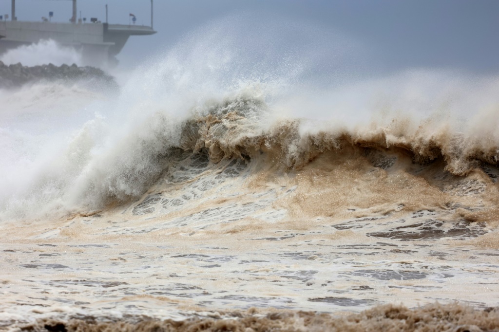 تسجيل أمواج عالية في جزيرة ريونيون الفرنسية في 14 كانون الثاني/يناير 2024 (ا ف ب)