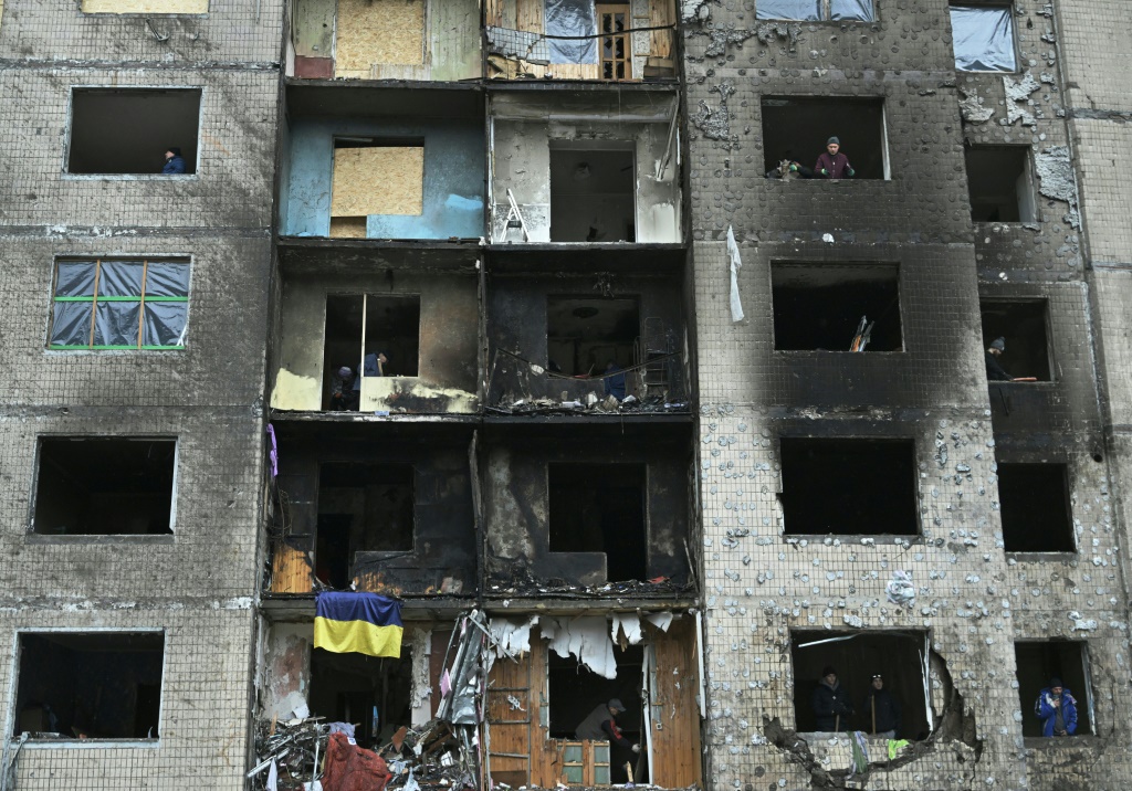 مبنى سكني متضرر بعد ثلاثة أيام من هجوم صاروخي روسي على كييف، في 5 كانون الثاني/يناير 2024 (أ ف ب)   