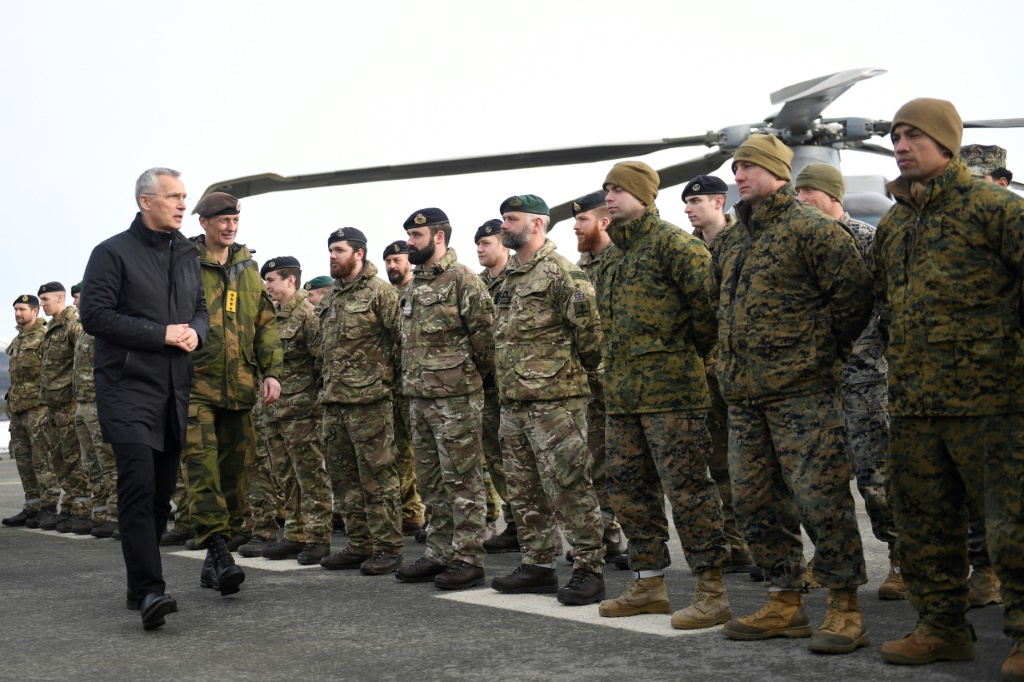 الأمين العام لحلف شمال الأطلسي ينس ستولتنبرغ مع جنود بريطانيين خلال تدريبات الناتو في عام 2022 (أ ف ب)   