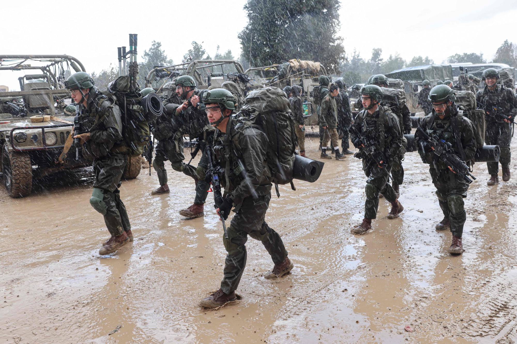 جنود إسرائيليون يستعدون للتوجه إلى قطاع غزة ب(أ.ف.ب)