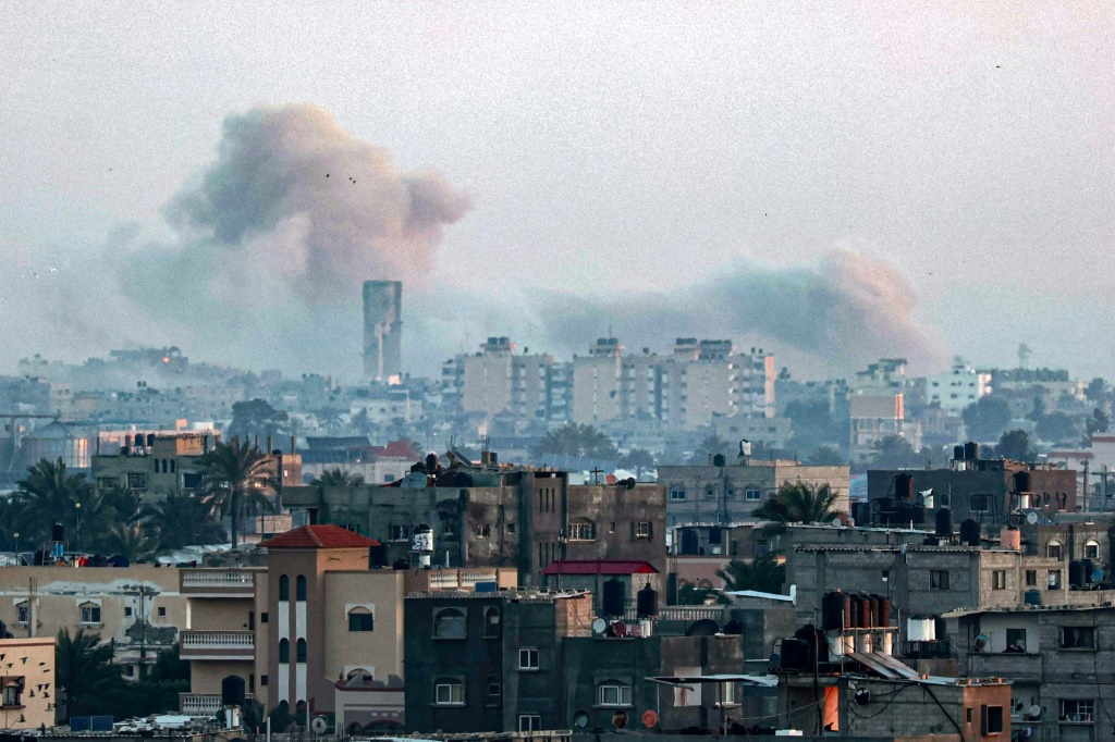 صورة التقطت من رفح تظهر الدخان يتصاعد فوق خان يونس بجنوب قطاع غزة خلال قصف إسرائيلي في 16 كانون الثاني/يناير 2024. (ا ف ب)