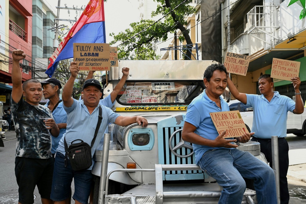 يشعر سائقو سيارات الجيب الفلبينيون بالقلق من أن خطة الحكومة للتخلص التدريجي ستضر بهم مالياً. (ا ف ب)