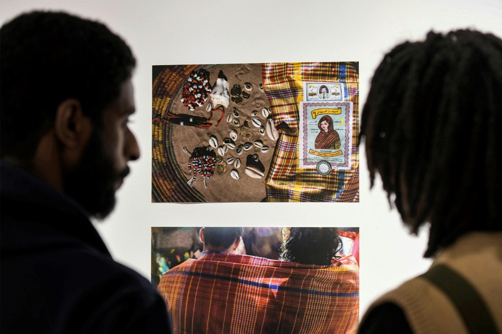 زائران يعاينان صوراً فوتوغرافية خلال معرض لفنانين سودانيين في معهد "غوته" الثقافي الألماني في العاصمة المصرية القاهرة ف 26 تشرين الثاني/نوفمبر 2023 (ا ف ب)