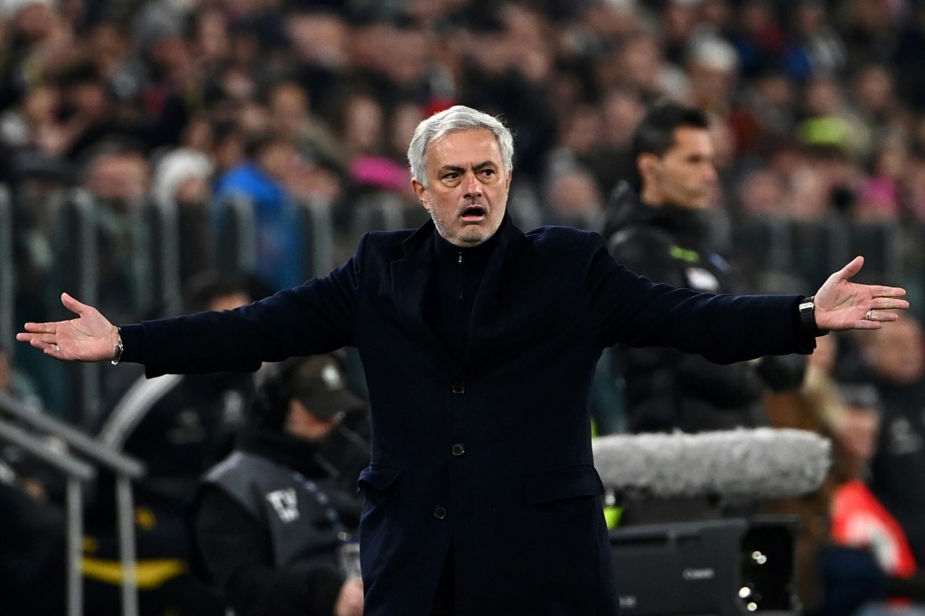 المدرب البرتغالي لروما جوزيه مورينيو خلال المباراة ضد يوفنتوس في الدوري الايطالي في تورينو في 30 كانون الأول/ديسمبر 2023 (ا ف ب)