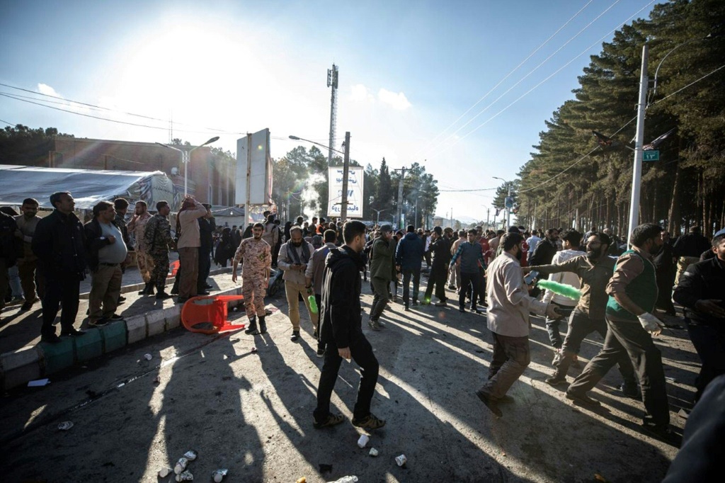 الناس يتفرقون بالقرب من الموقع الذي ضربه انفجاران في ذكرى مقتل قائد الحرس الثوري قاسم سليماني عام 2020، بالقرب من مسجد صاحب الزمان في مدينة كرمان جنوب إيران في 3 كانون الثاني/يناير 2024 (ا ف ب)