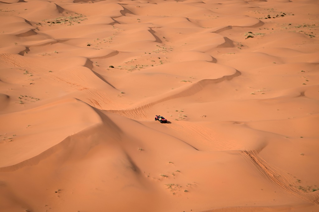 سائق برودرايف الفرنسي سيباستيان لوب خلال المرحلة الثامنة بين الدوادمي وحائل من رالي دكار في المملكة العربية السعودية في 15 كانون الثاني/يناير 2024 (ا ف ب)