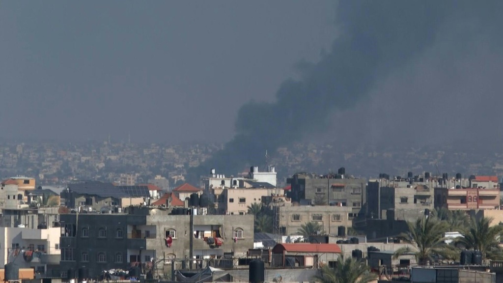  دخان يتصاعد فوق خان يونس في جنوب قطاع غزة في 17 يناير (أ ف ب)
