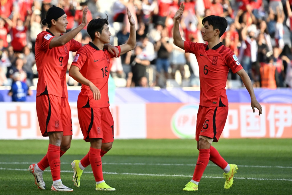 سجل لي كانغ-إن (رقم 18) هدفين لكوريا الجنوبية في مباراتها الأولى في كآس آسيا في قطر (ا ف ب)