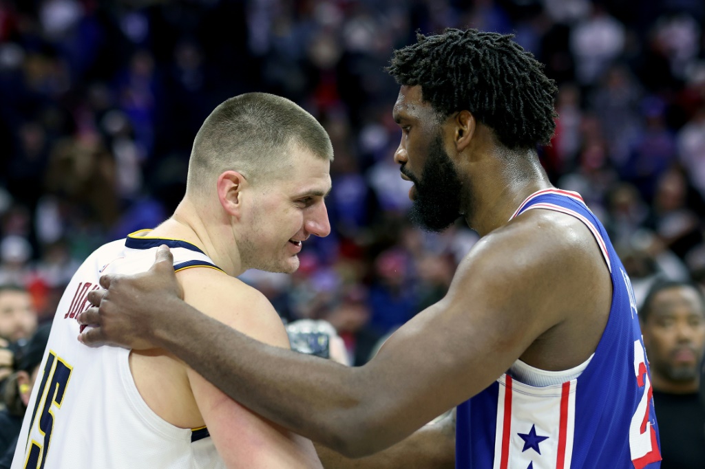 جويل إمبيد (يمين) يعانق الصربي نيكولا يوكيتش (يسار) بعد فوز فيلادلفيا سيفنتي سيكسرز على دنفر ناغتس الثلاثاء ضمن دوري كرة السلة الاميركي للمحترفين (ا ف ب)
