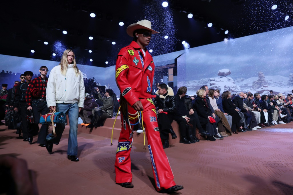 من عرض تشكيلة فاريل وليامز الثالثة لأزياء "لوي فويتون" الرجالية الذي أقيم في 16 كانون الثاني/يناير 2024 في العاصمة الفرنسية ضمن أسبوع باريس لموضة الخريف والشتاء الرجالية (ا ف ب)