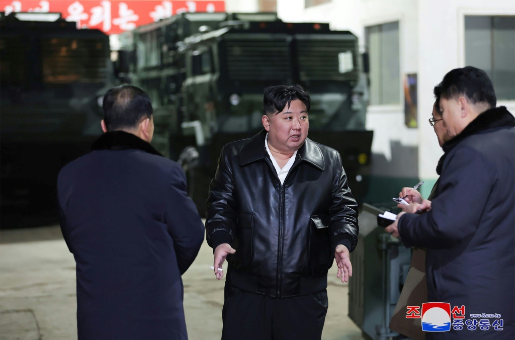 قام الزعيم الكوري الشمالي كيم جونغ أون (في الوسط) بجولة في العديد من منشآت تصنيع الأسلحة في الأشهر الأخيرة (ا ف ب)