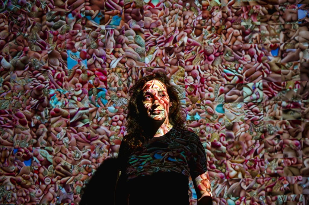 ساندرا رودريغيز تلتقط صورة شخصية خلال معرض الذكاء الاصطناعي الخاص بها في مركز فاي في مونتريال، كيبيك، كندا، في 8 أغسطس 2023. (ا ف ب)