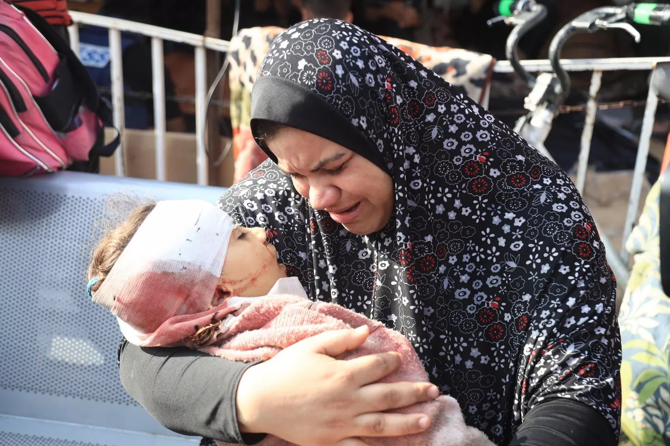 الموت كان في كل مكان صور لـسبوتنيك من عمليات الإخلاء في قطاع غزة (سبوتنيك)