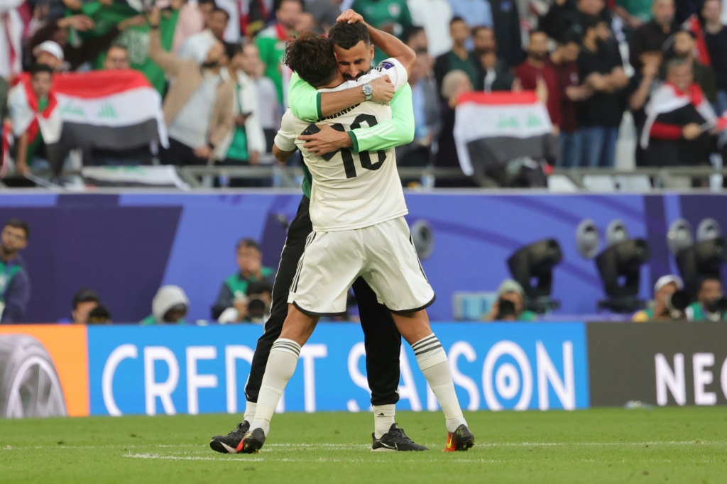 لاعبو العراق يحتفلون بعد فوزهم على اليابان بنتيجة 2-1 ضمن الجولة الثانية من منافسات المجموعة الرابعة لكأس آسيا لكرة القدم المقامة حاليا في الدوحة يوم الجمعة 19 كانون الثاني/يناير 2024 (ا ف ب)