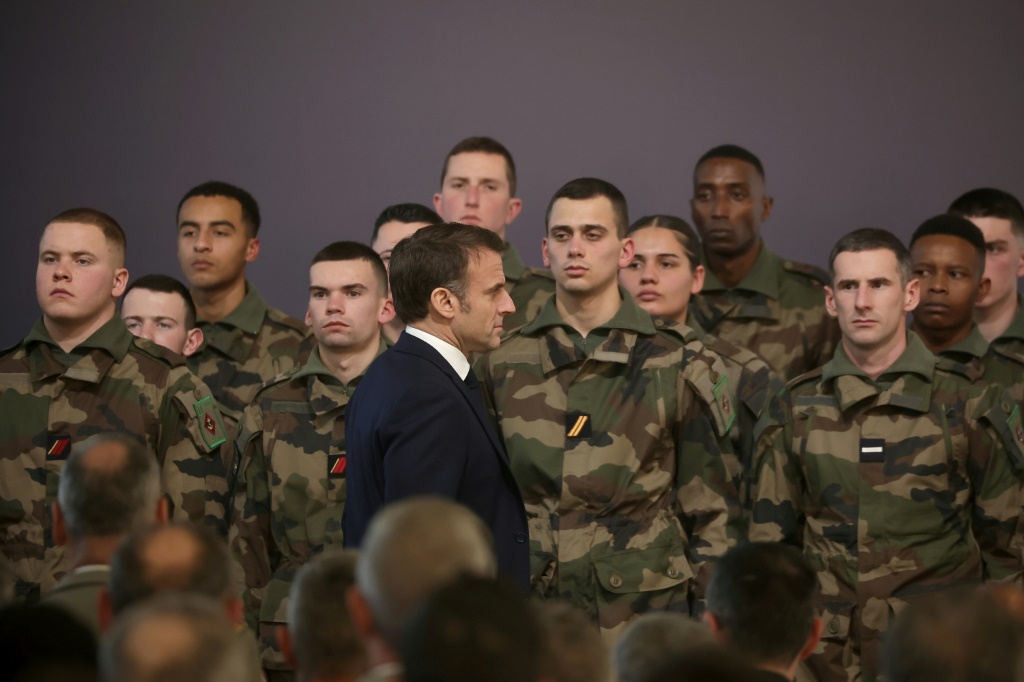 الرئيس إيمانويل ماكرون يتفقد القوات في شيربورج شمال غرب فرنسا (ا ف ب)