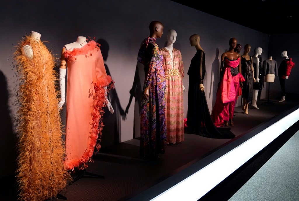 صورة التقطت في 31 أيارمايو 2022 لعدد من الفساتين ضمن معرض ديور، بالنسياغا ملكا الأزياء الراقية وإرثهما في فاشن إنستيتيوت أوف تكنولوجي بنيويورك (ا ف ب)