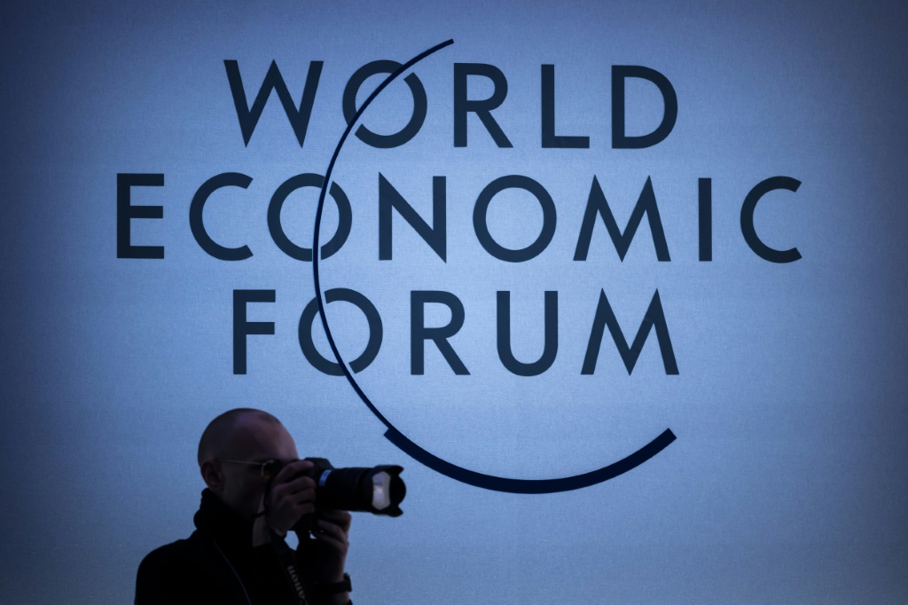 شعار منتدى الاقتصاد العالمي في دافوس (أ ف ب)   
