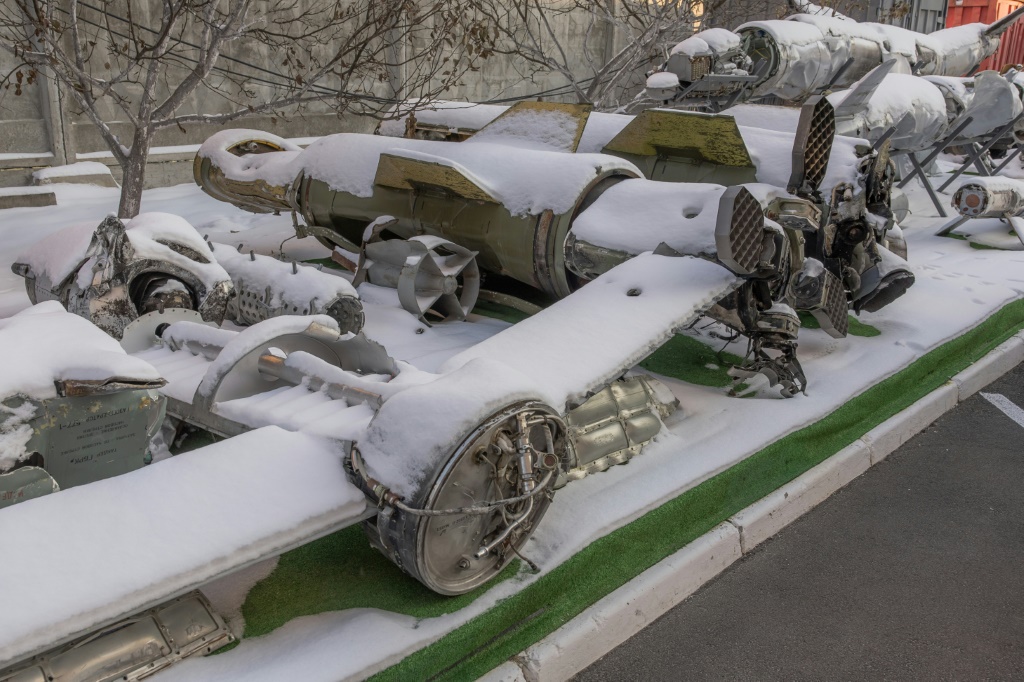 صورة تمّ التقاطها في 16 كانون الثاني/يناير 2024 تُظهر حطام صواريخ مغطاة بعدما تمّ اعتراضها بعد إطلاقها على أوكرانيا (ا ف ب)