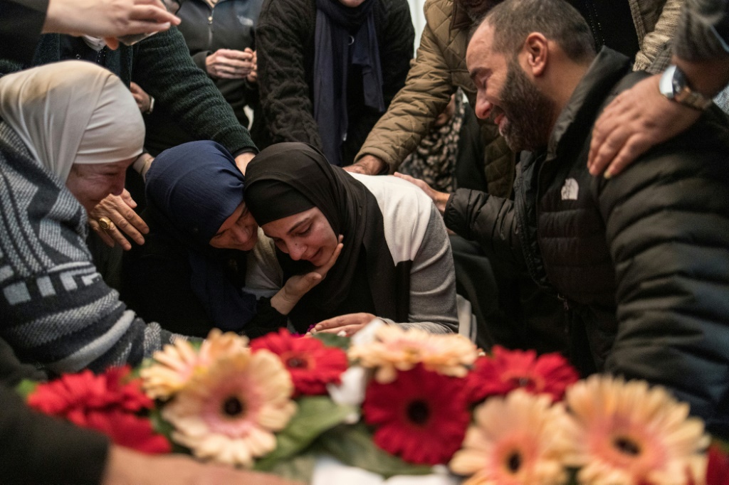 نساء يواسين والدة توفيق عجاق البالغ من العمر 17 عامًا والذي يحمل الجنسية الأميركية وقُتل في اليوم السابق في قرية المزرعة الشرقية في الضفة الغربية التي تحتلها إسرائيل، خلال موكب جنازته في 20 ككانون الثاني/يناير 2024 (أ ف ب)  &nbsp;