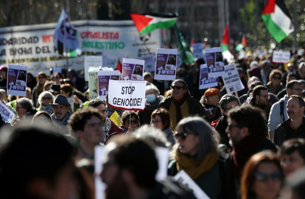 متظاهرون في مدريد ضد "الابادة في فلسطين" في 20 كانون الثاني/يناير 2024 (أ ف ب)   