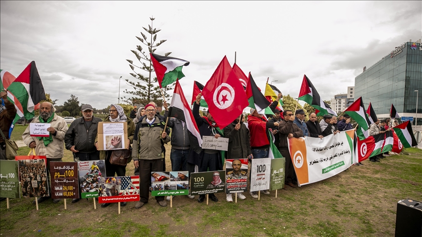 تشهد العديد من المدن التونسية، بينها العاصمة، وقفات تضامنية مع قطاع غزة، يطالب فيها المشاركون بوقف الحرب الإسرائيلية على القطاع المحاصر منذ عام 2006، وإدخال المساعدات (الاناضول)
