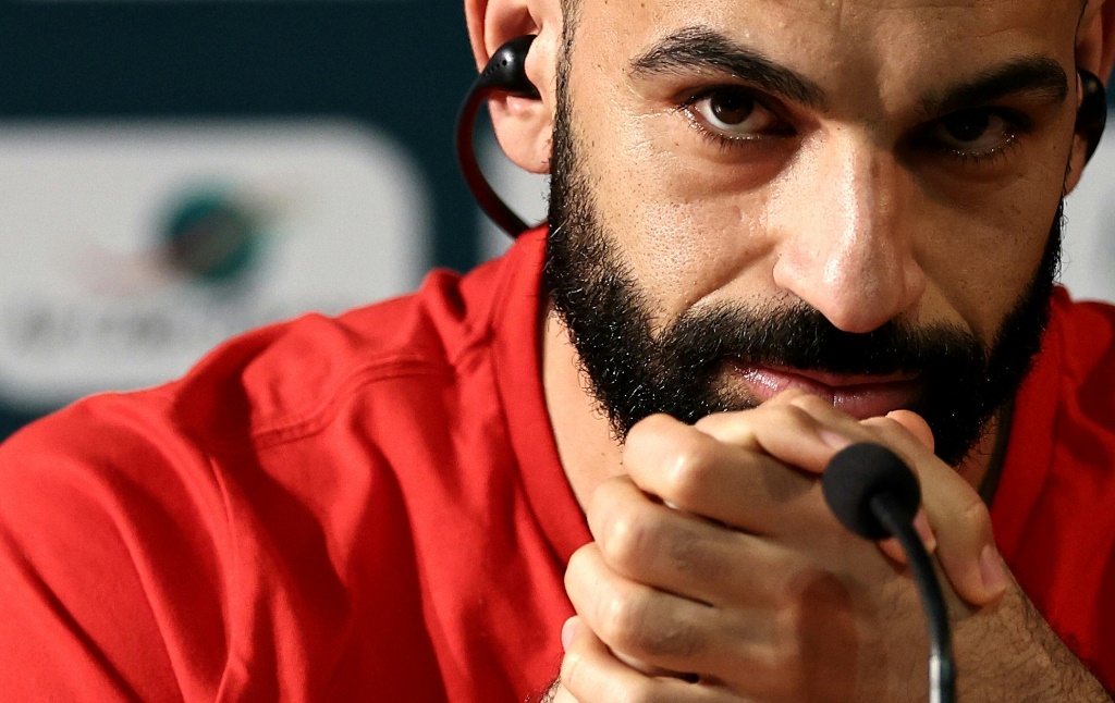 قائد مصر محمد صلاح يتحدث خلال مؤتمر صحافي في المركز الإعلمي الرئيسي لكأس أمم إفريقيا في أبيدجان في 21 كانون الثاني/يناير 2024 (ا ف ب)