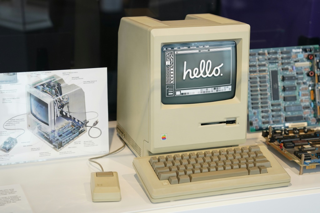 كمبيوتر Macintosh أصلي معروض في متحف تاريخ الكمبيوتر في ماونتن فيو، كاليفورنيا . (ا ف ب)