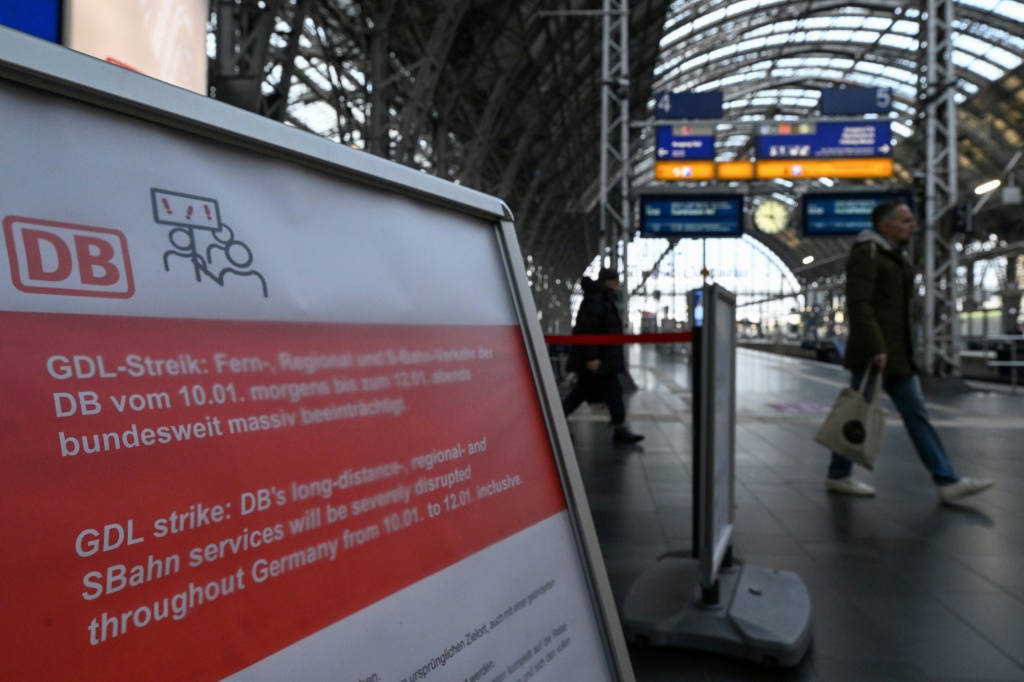 إشعار لدويتشه بان يتضمن معلومات بشأن إضراب في محطة فرانكفورت في 10 كانون الثاني/يناير 2024 (أ ف ب)   