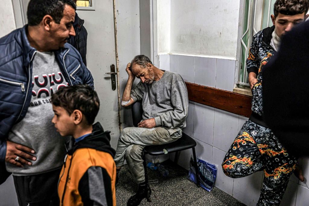 رجل فلسطيني، أفرجت عنه القوات الإسرائيلية بعد اعتقاله في غزة، ينتظر العلاج في مستشفى النجار في رفح (ا ف ب)