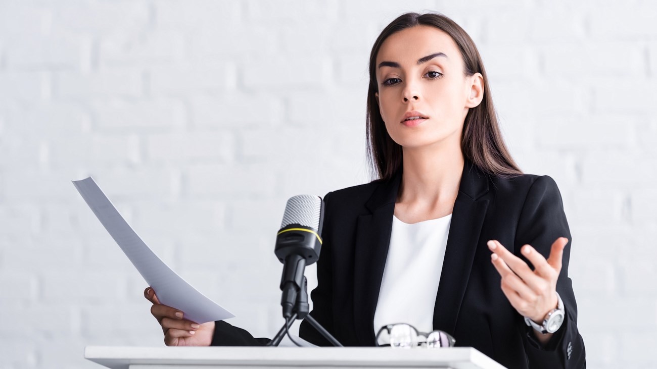 كيف تتحدثين بثقة؟.. بهذه التكتيكات ستكونين أكثر إقناعاً (زهرة الخليج)