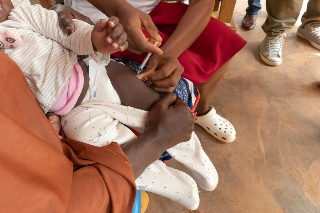 أطلقت الكاميرون برنامجاً تاريخياً واسع النطاق ومنتظماً للتطعيم ضد الملاريا (ا ف ب)