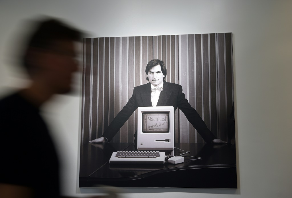 لقد جعل ستيف جوبز، من خلال جهاز Apple Macintosh سهل الاستخدام، أجهزة الكمبيوتر الشخصية جزءًا لا يتجزأ من الحياة اليومية والمنازل (ا ف ب)