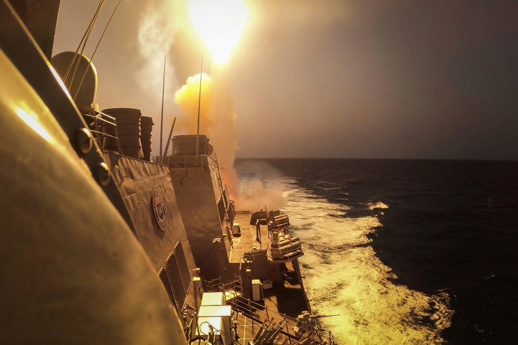 صورة وزّعتها البحرية الأميركية في 19 تشرين الأول/أكتوبر تظهر لحظة انطلاق صاروخ كروز من المدمرة كارني للتصدي لصواريخ ومسيرات أطلقها الحوثيون في اليمن.(ا ف ب)