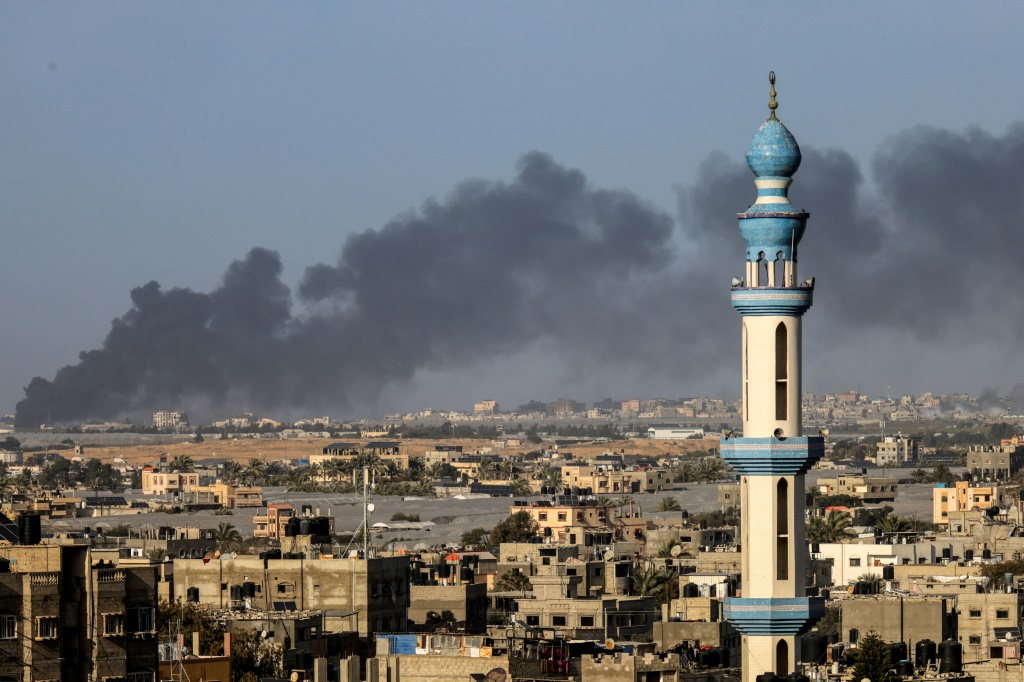 صورة ملتقطة من رفح تظهر سحب الدخان تتصاعد في 22 كانون الثاني/يناير 2024 فوق خان يونس بجنوب قطاع غزة.(ا ف ب)
