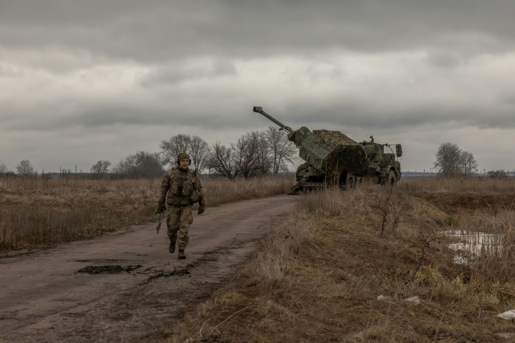 جندي أوكراني يسير قرب مدفعية سويدية الصنع في منطقة دونيتسك في 20 كانون الثاني/يناير 2024. (ا ف ب)