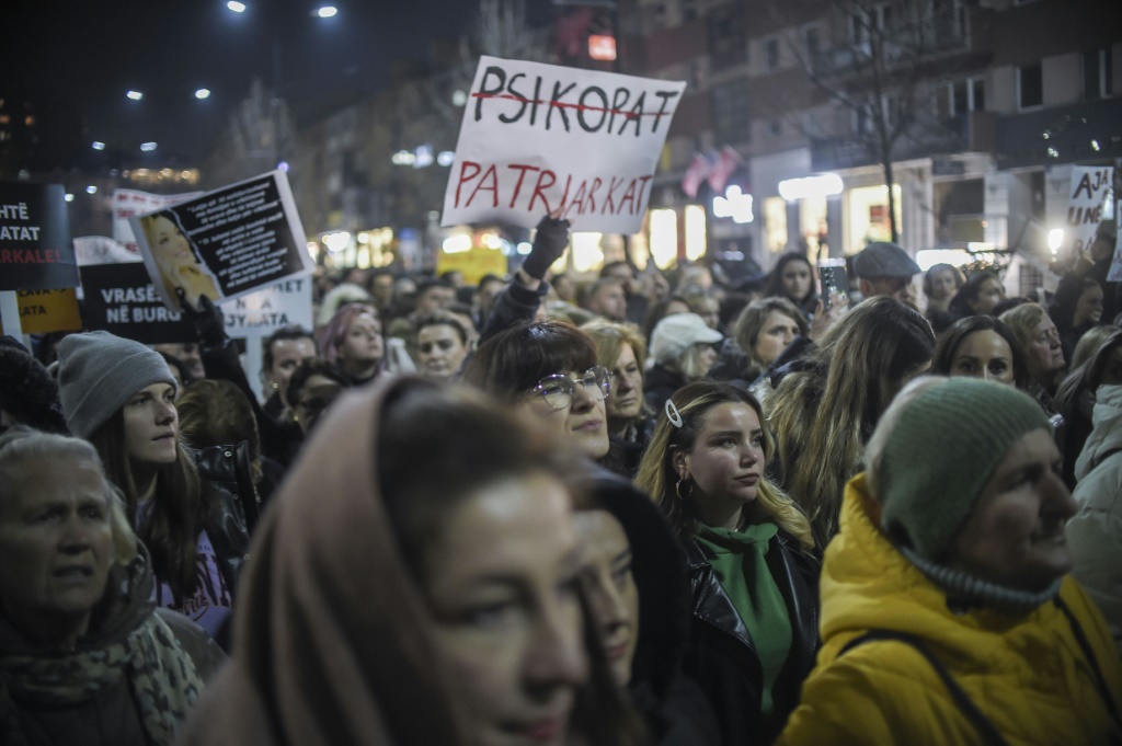 نساء يحتجون على العنف الجنسي في كوسوفو الشهر الماضي. (ا ف ب)