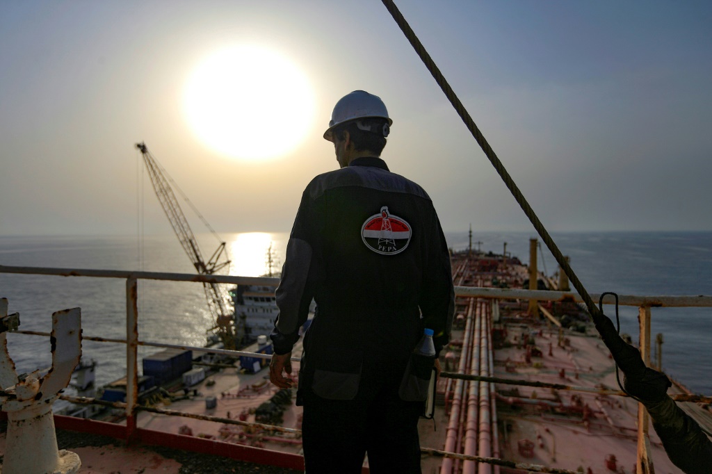 كانت السفينة FSO Safer تحتوي على أكثر من مليون برميل من النفط بينما كانت تتحلل قبالة الساحل اليمني. (ا ف ب)