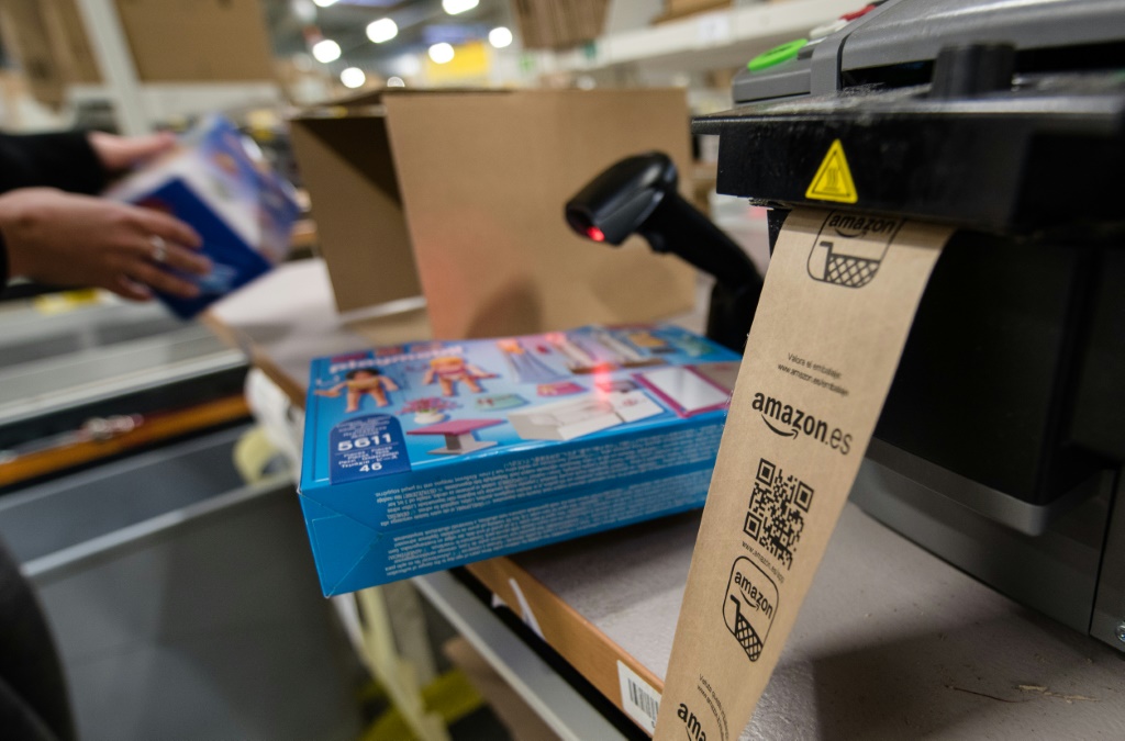 قامت شركة Amazon France Logistique بمراقبة أداء الموظفين من خلال الماسحات الضوئية التي يستخدمها الموظفون لمعالجة الطرود، وفقًا لهيئة مراقبة حماية البيانات الفرنسية (ا ف ب)