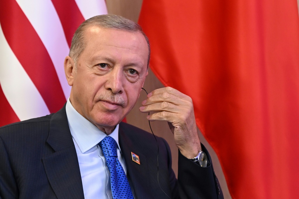 طلب الرئيس التركي رجب طيب أردوغان الحصول على طائرات مقاتلة أمريكية مقابل انضمام السويد إلى حلف شمال الأطلسي (الناتو). (أ ف ب)   