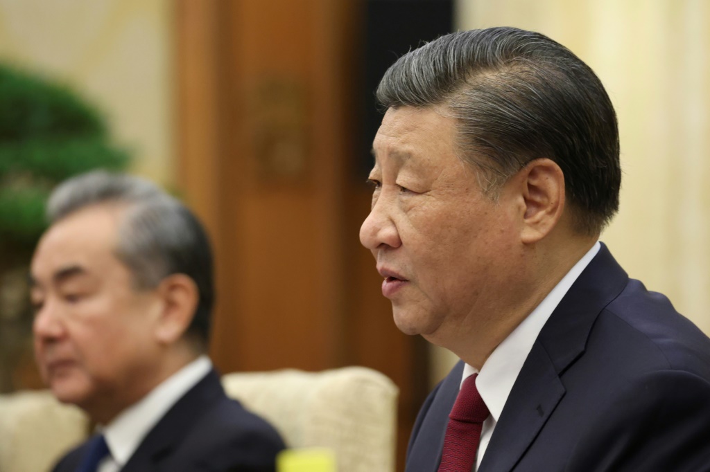 صورة نشرها المكتب الإعلامي للمجلس الأوروبي في 7 كانون الأول/ديسمبر 2023 تظهر الرئيس الصيني شي جينبينغ (يمين) وإلى جانبه وزير خارجيته وانغ يي في القمة الصينية الأوروبية في بكين (ا ف ب)