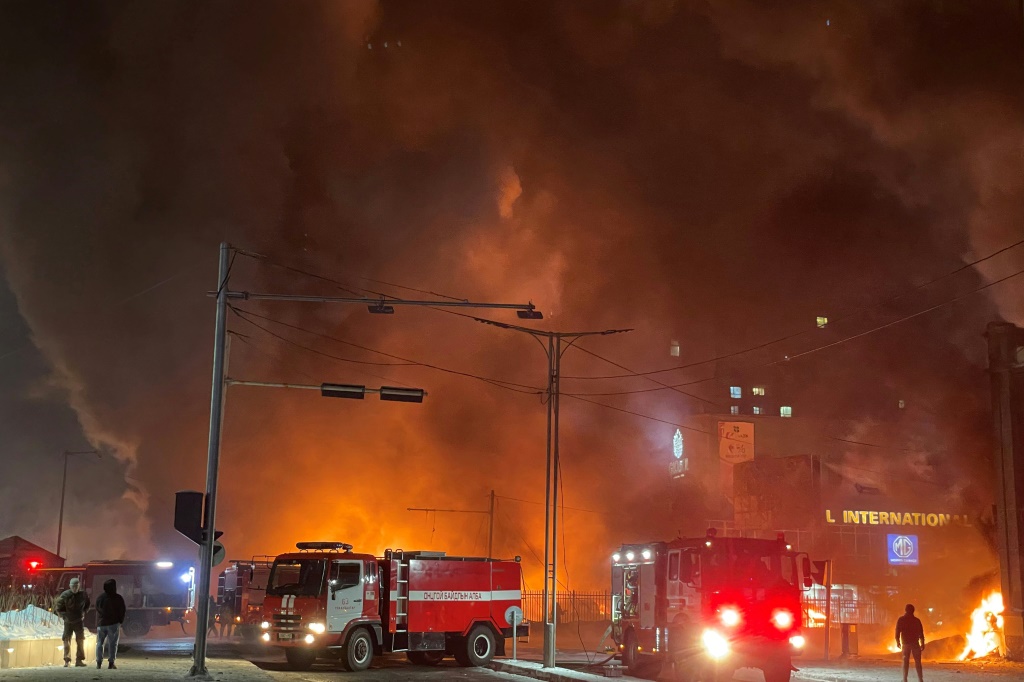 رجال الإطفاء يعملون في موقع انفجار ناجم عن حادث تحطم سيارة في أولانباتار بمنغوليا أسفر عن مقتل ستة أشخاص . (ا ف ب)