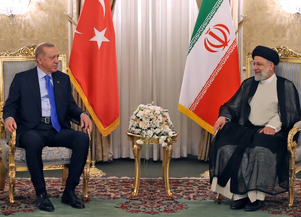 صورة تعود إلى العام 2022 لكاملين التركي رجب طيب إردوغان والإيراني إبراهيم الصيني في طهران. (ا ف ب)